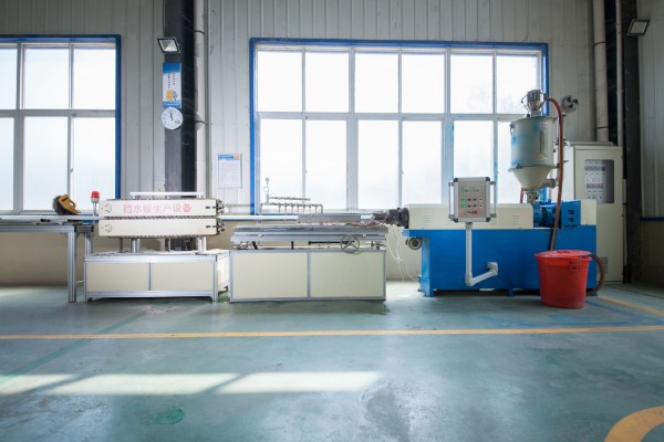 Fully automatic water barrier plate production line