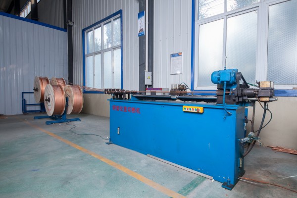 Fully automatic copper pipe straightening and cutting machine