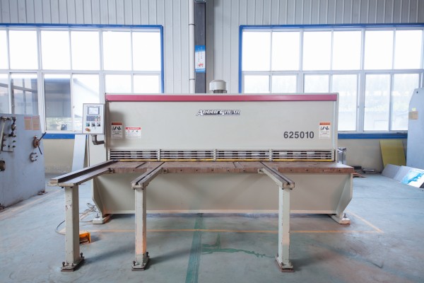 Fully automatic CNC shearing machine